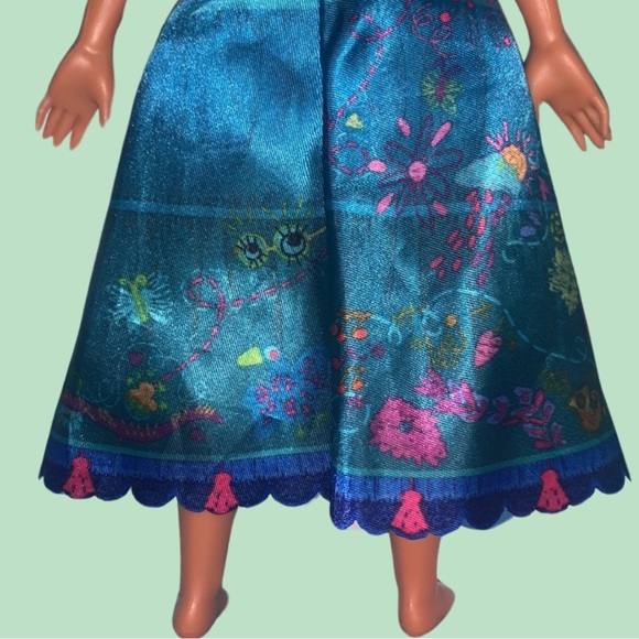 Encanto Disney Mirabel Doll & The Magic of Family Bag - Picture 5 of 7